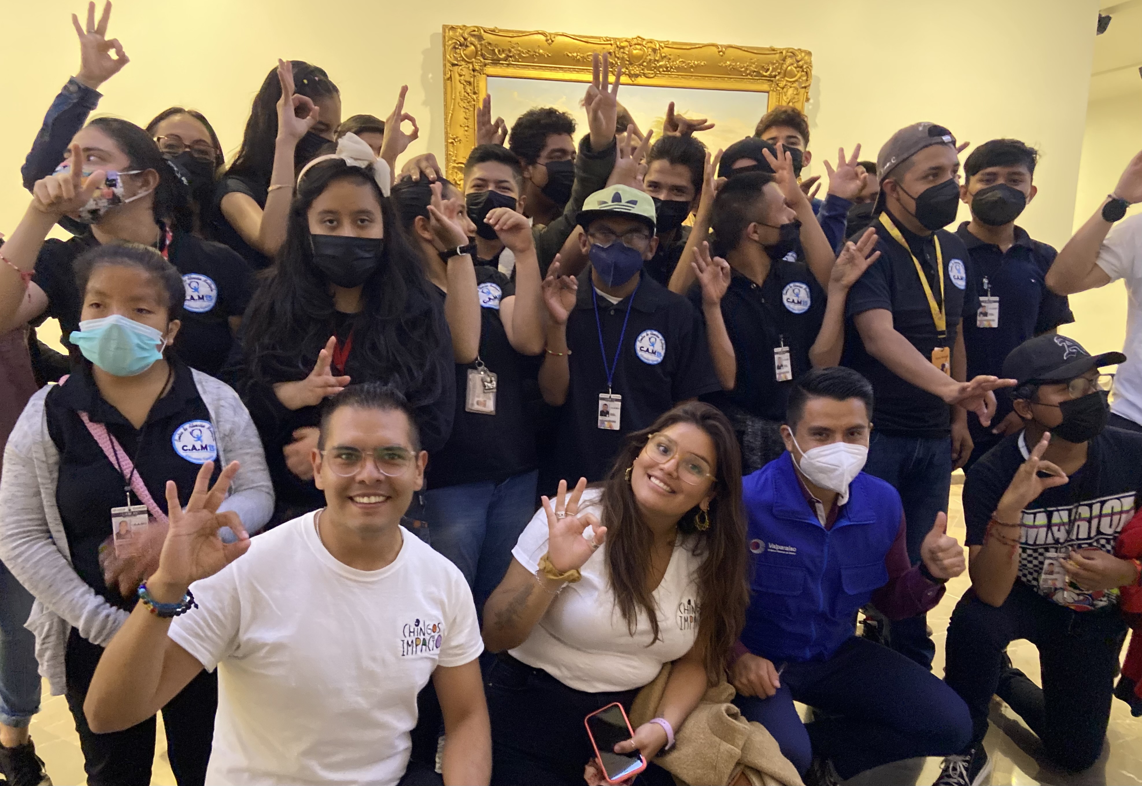Jóvenes haciendo la seña chingona en el Foro Valparaíso