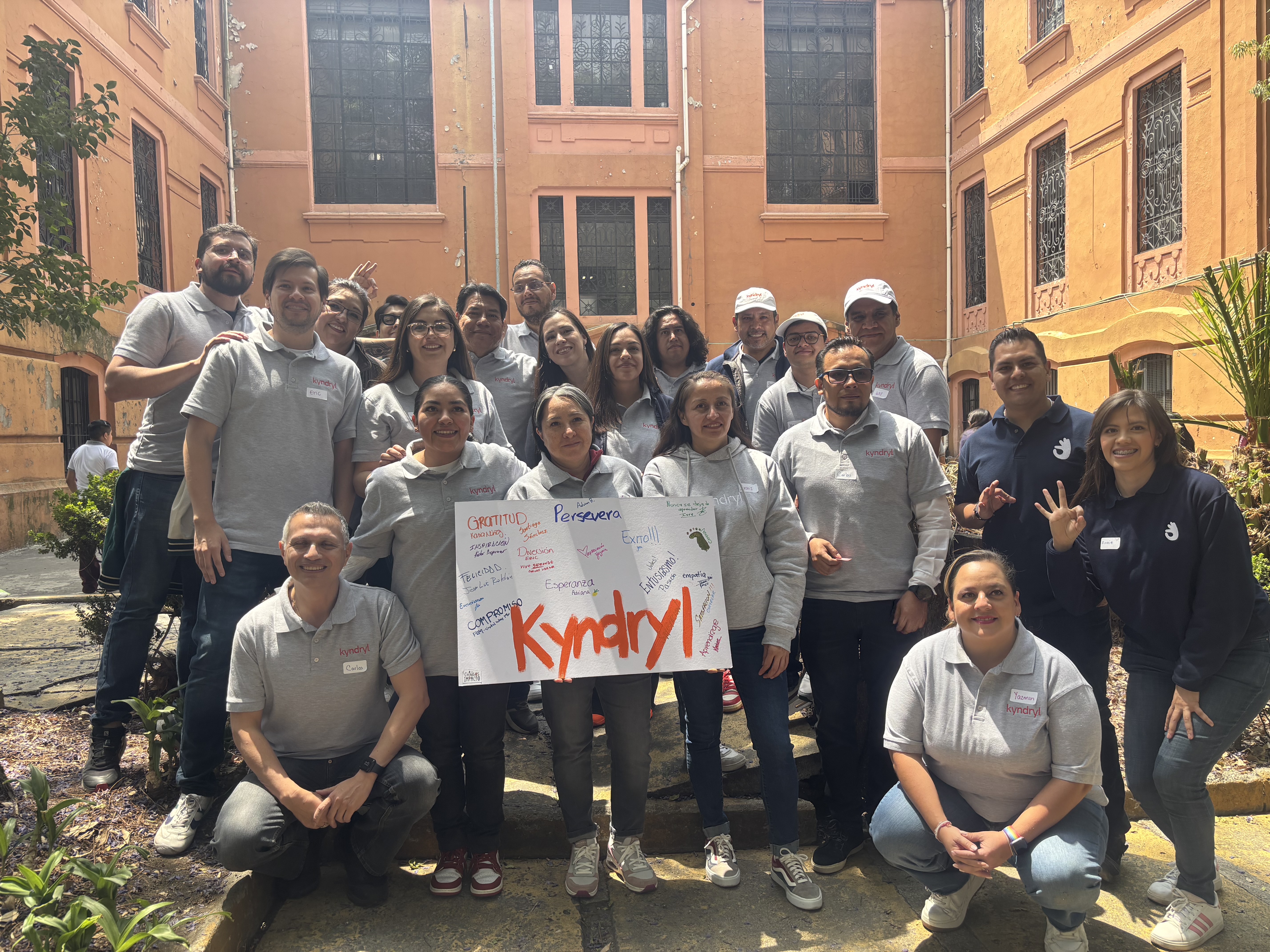 Equipo de voluntarios corporativos de Kyndryl en una jornada con Chingos de Impacto