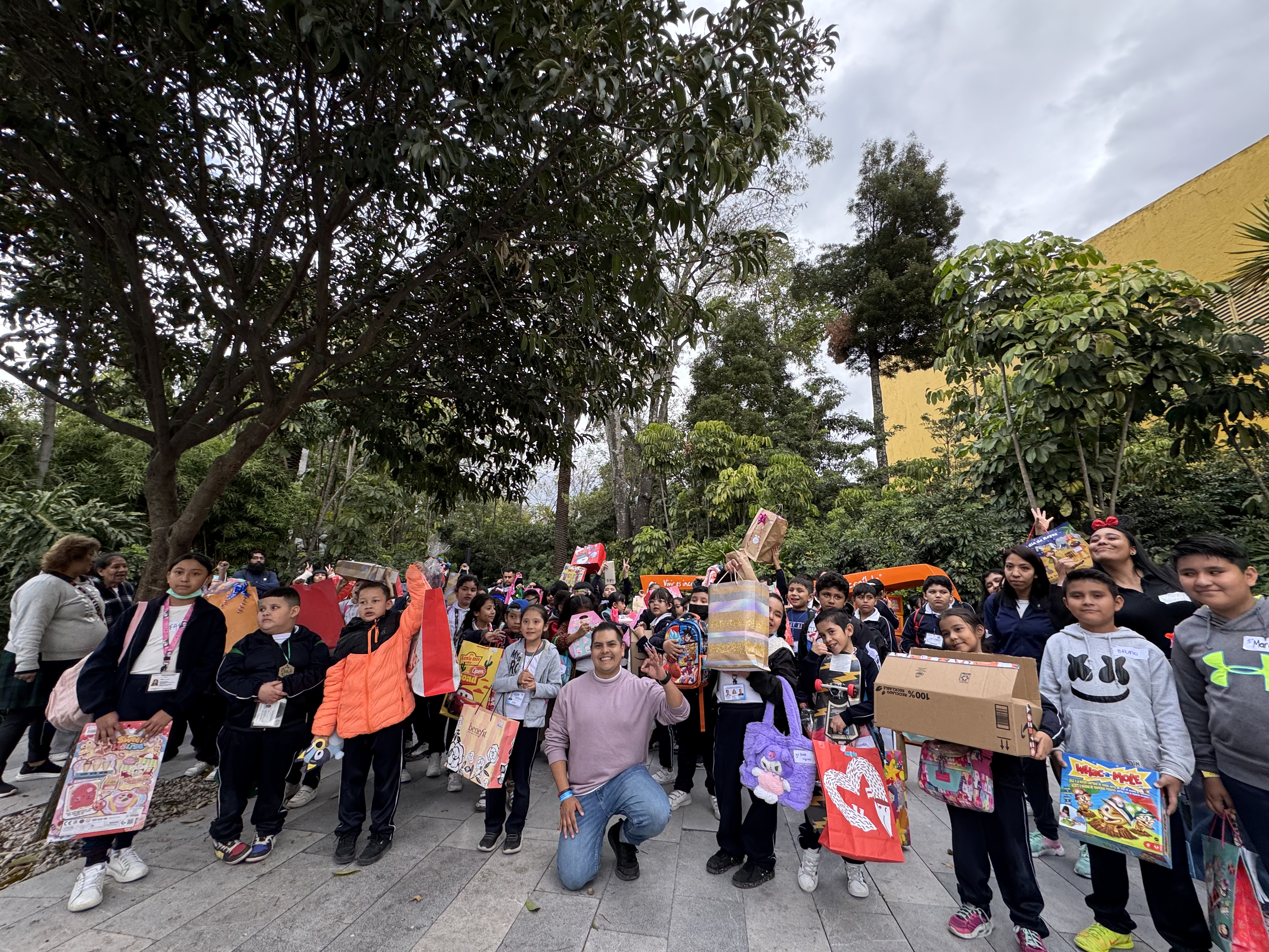 Niñas y niños en actividad comunitaria con juguetes donados
