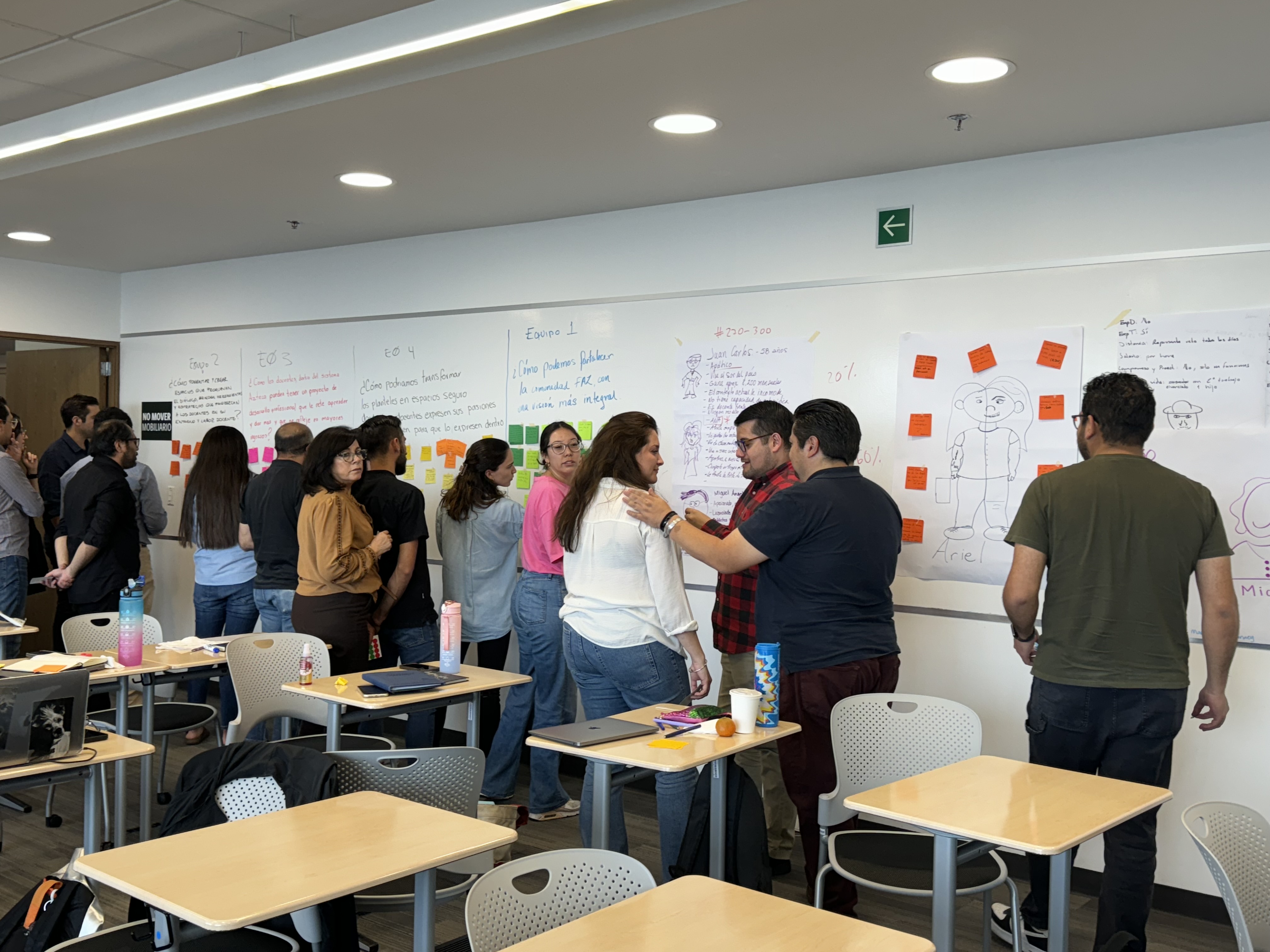 Taller de co-creación con post-its facilitado por Chingos de Impacto